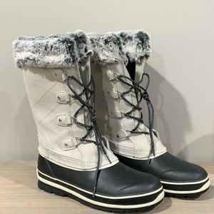 NWOT Khombu Emily Boots Size 10